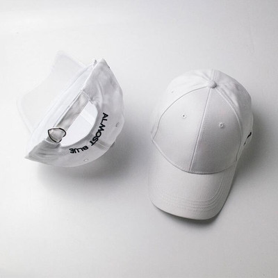 Pălărie de damă cu vizor și inscripție în negru, gri și roz