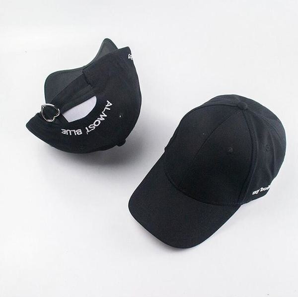 Pălărie de damă cu vizor și inscripție în negru, gri și roz