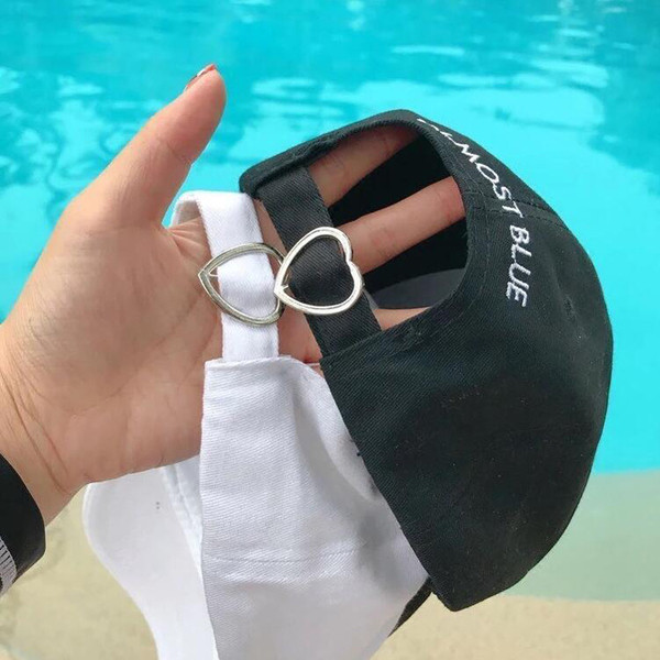 Pălărie de damă cu vizor și inscripție în negru, gri și roz