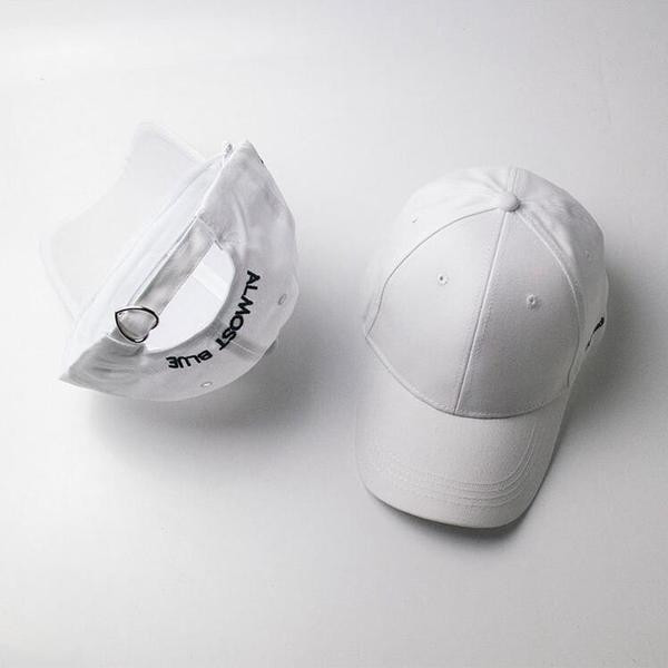 Pălărie de damă cu vizor și inscripție în negru, gri și roz