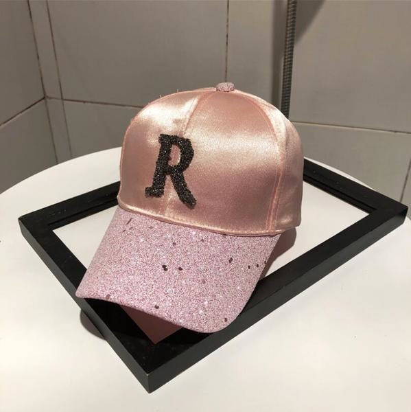 Palarie moderna de dama in diferite culori cu imprimeu - litere