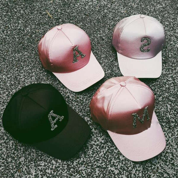 Palarie moderna de dama in diferite culori cu imprimeu - litere