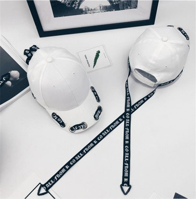 Palarie de dama moderna cu vizor in doua culori