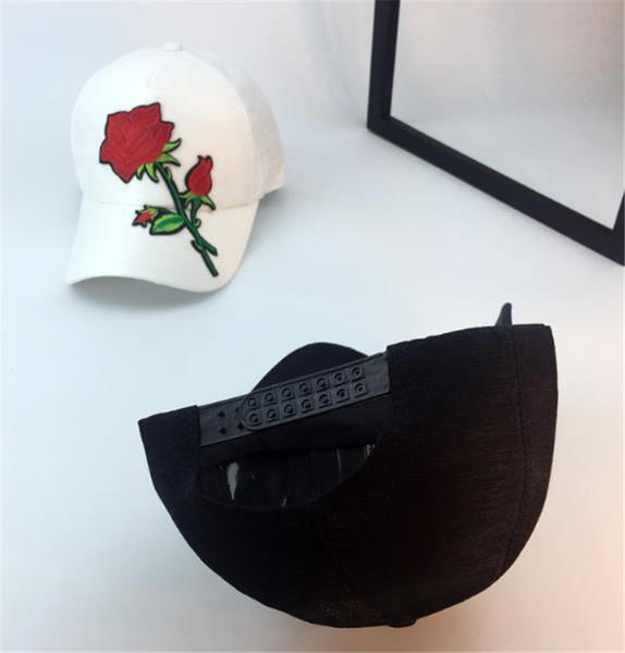 Palarie de dama cu vizor in doua culori cu elemente florale