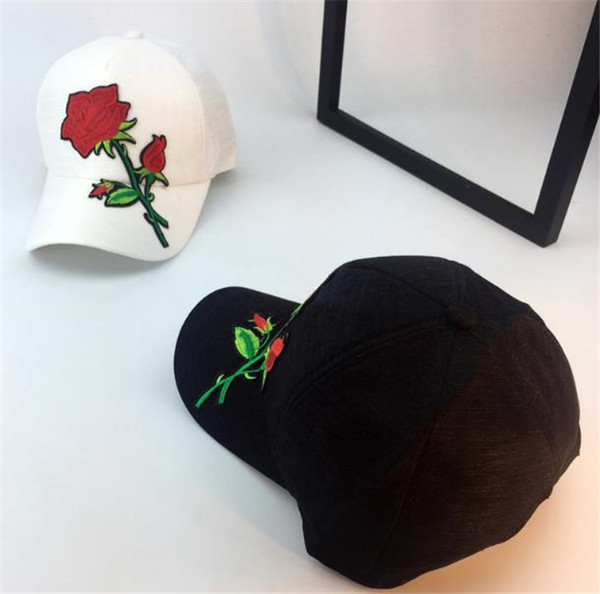 Palarie de dama cu vizor in doua culori cu elemente florale