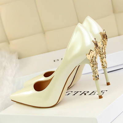 Κομψά γυναικεία παπούτσια με διακόσμηση σε διάφορα χρώματα