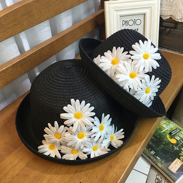 Palarie de plaja moderna cu elemente florale in diferite culori