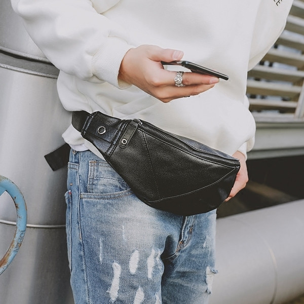 Geanta barbatesti de culoare neagra din piele ecologica