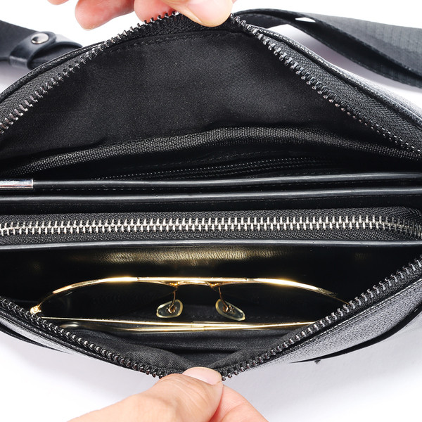 Geanta barbatesti de culoare neagra din piele ecologica