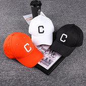 Palarie sport de dama cu imprimeu - litera in negru, alb si portocaliu