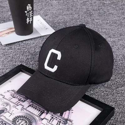 Palarie sport de dama cu imprimeu - litera in negru, alb si portocaliu