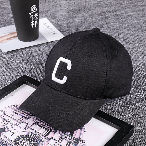 Palarie sport de dama cu imprimeu - litera in negru, alb si portocaliu