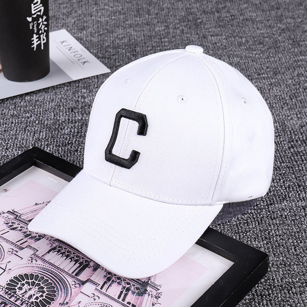 Palarie sport de dama cu imprimeu - litera in negru, alb si portocaliu