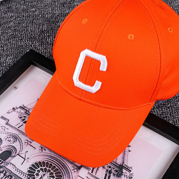 Palarie sport de dama cu imprimeu - litera in negru, alb si portocaliu