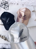 Palarie moderna de dama cu vizor si aplicatie in negru, roz si argintiu