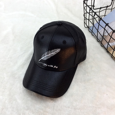 Palarie moderna de dama cu vizor si aplicatie in negru, roz si argintiu