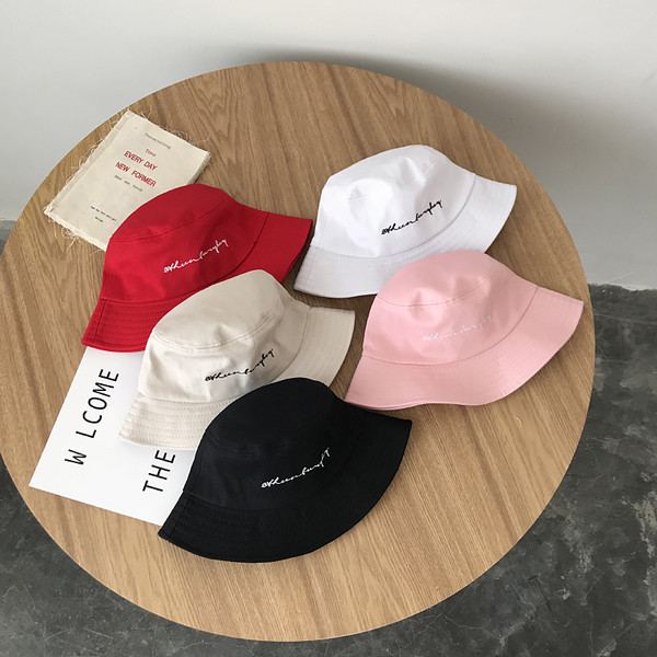 Pălărie modernă pentru femei cu inscripție în cinci culori