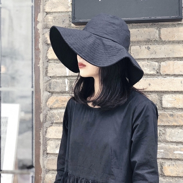 Pălărie modernă pentru femei în negru și maro