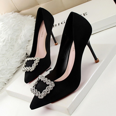 Κομψά σουέτ παπούτσια με σιδερένια πόρπη