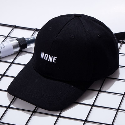 Γυναικείο αθλητικό καπέλο σε μαύρο και άσπρο χρώμα