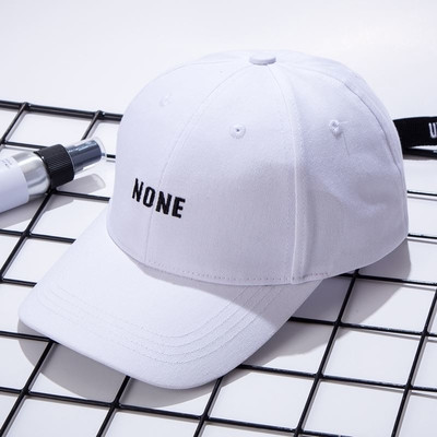 Γυναικείο αθλητικό καπέλο σε μαύρο και άσπρο χρώμα