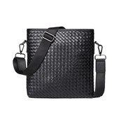 Ανδρική τσάντα με μακρά λαβή σε μαύρο χρώμα