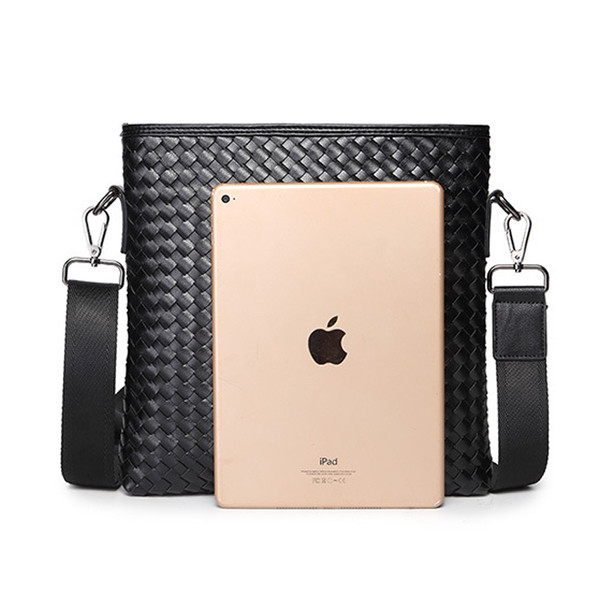 Ανδρική τσάντα με μακρά λαβή σε μαύρο χρώμα