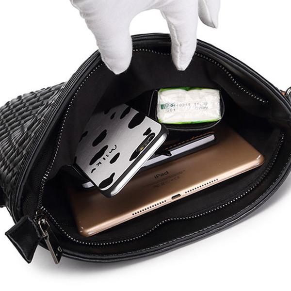 Ανδρική τσάντα με μακρά λαβή σε μαύρο χρώμα