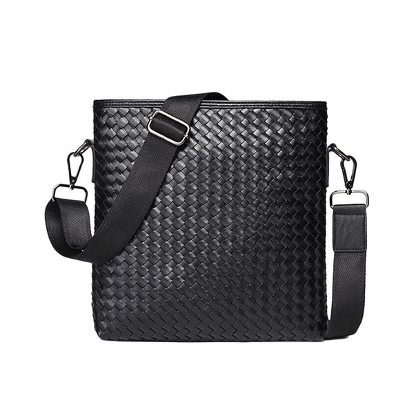 Ανδρική τσάντα με μακρά λαβή σε μαύρο χρώμα