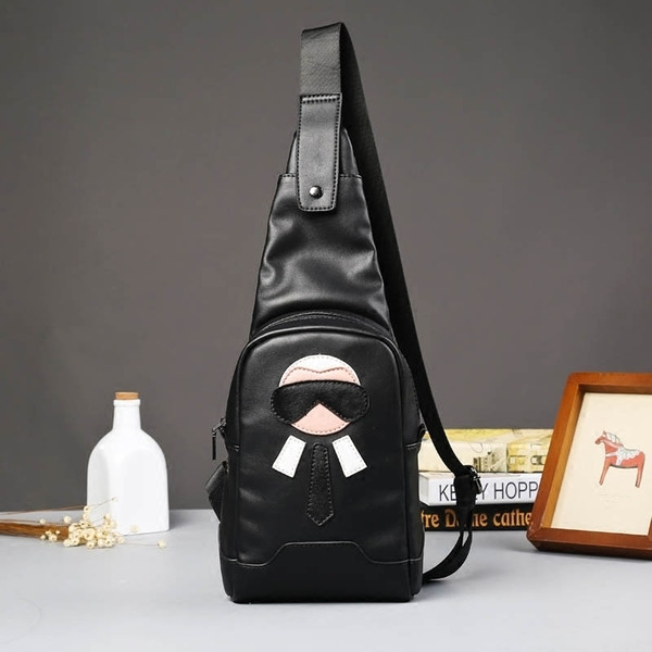 Geanta barbateasca cu aplicatie de culoare neagra