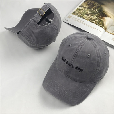 Palarie sport de dama cu inscriptie in mai multe culori