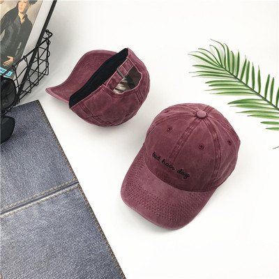 Palarie sport de dama cu inscriptie in mai multe culori