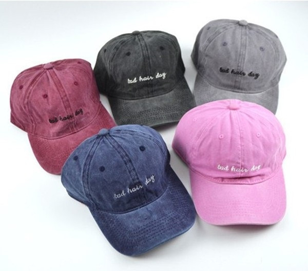 Palarie sport de dama cu inscriptie in mai multe culori