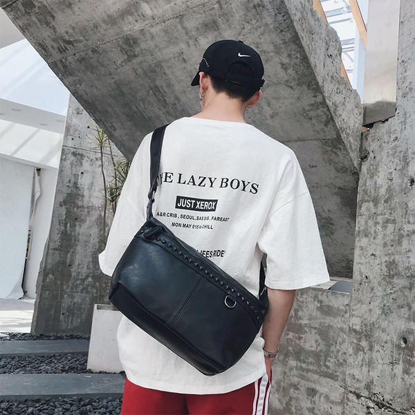 Geanta barbateasca moderna cu decor in culoarea neagra