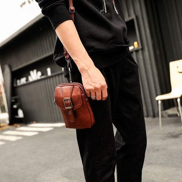 Μικρή ανδρική τσάντα σε δύο χρώματα με αφαιρούμενη μεγάλη λαβή