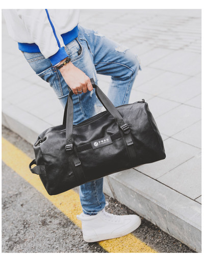 Ανδρική τσάντα σε δύο χρώματα κατάλληλα για ταξίδια ή αθλητισμό