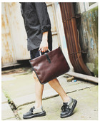 Geanta barbateasca maro cu maner scurt si lung