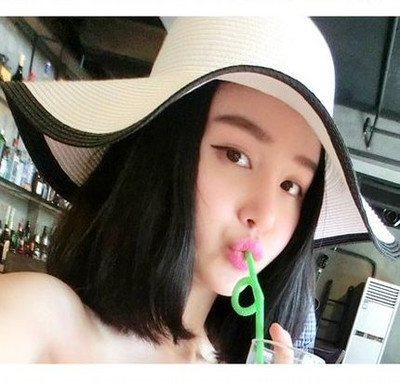 Pălărie modernă de vară pentru femei în alb-negru