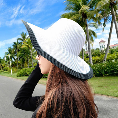 Pălărie modernă de vară pentru femei în alb-negru
