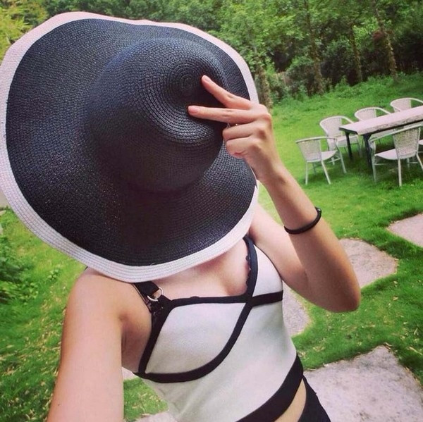Pălărie modernă de vară pentru femei în alb-negru