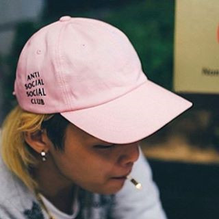 Pălărie sport pentru femei cu inscripție în negru, roz și alb