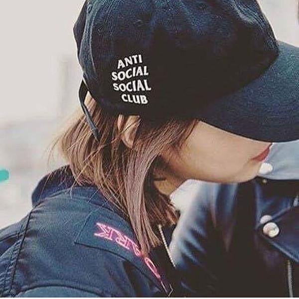 Pălărie sport pentru femei cu inscripție în negru, roz și alb