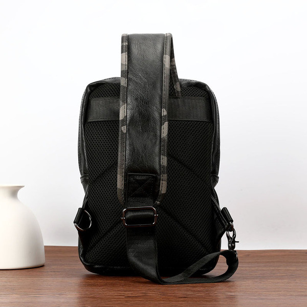 Geanta barbatesti de culoare neagra cu elemente de camuflaj