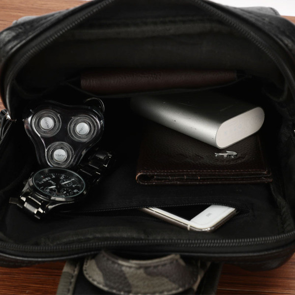 Geanta barbatesti de culoare neagra cu elemente de camuflaj