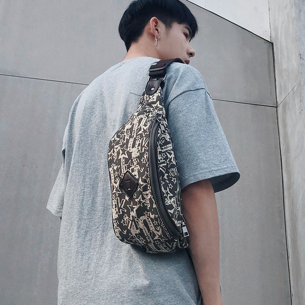 Geanta barbati de culoare neagra cu decor alb