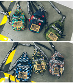 O geantă mică pentru bărbați cu inscripții în mai multe culori