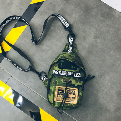 O geantă mică pentru bărbați cu inscripții în mai multe culori