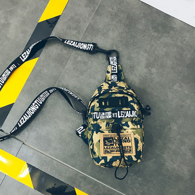 O geantă mică pentru bărbați cu inscripții în mai multe culori