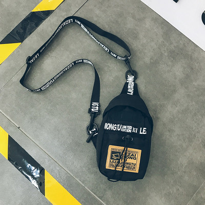 O geantă mică pentru bărbați cu inscripții în mai multe culori