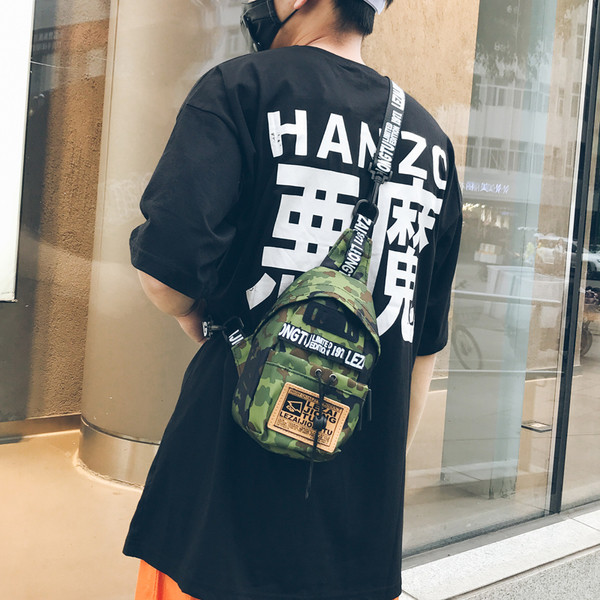 O geantă mică pentru bărbați cu inscripții în mai multe culori